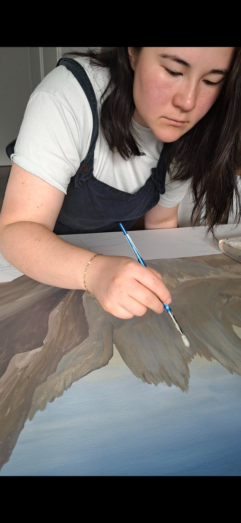 Tania peignant une toile